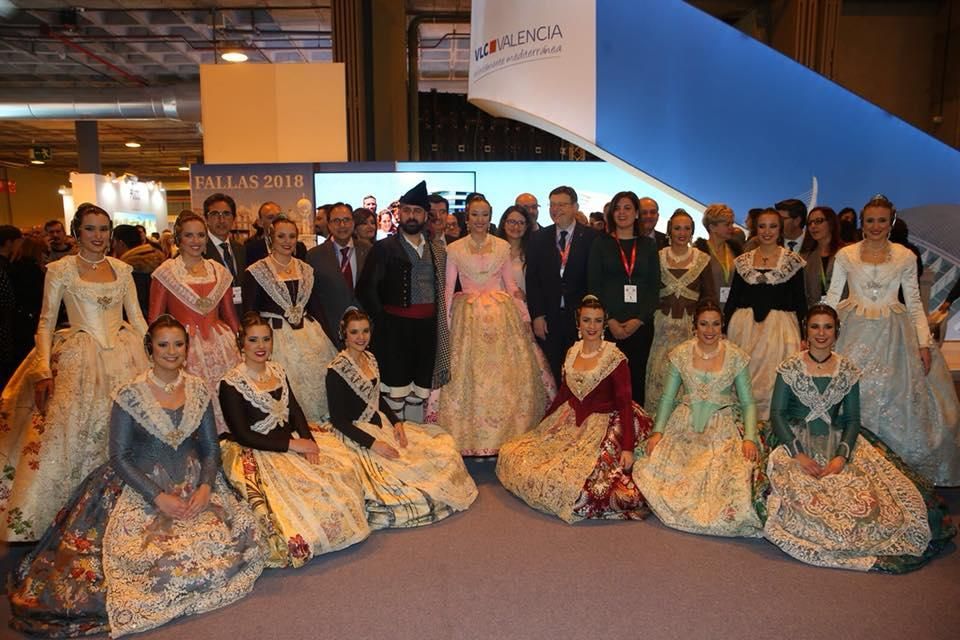 11 falleras mayores desfilan en Fitur para presentar las Fallas