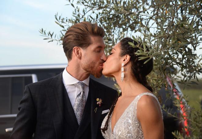 El futbolista del Real Madrid Sergio Ramos y la presentadora de televisión Pilar Rubio posan para los medios de comunicación en la finca que el defensa tiene en Bollullos de la Mitación, donde celebran el convite tras haberse casado en Sevilla