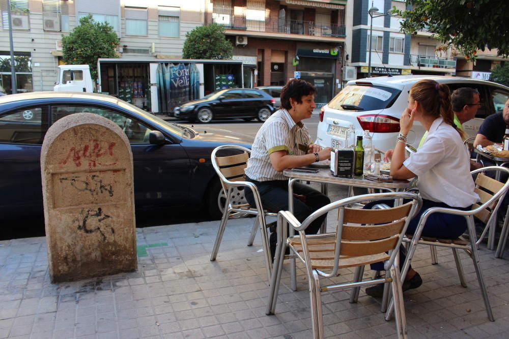 Mojín muy deteriorado en la calle San Vicente, esquina con Millares, de la antigua Nacional 340