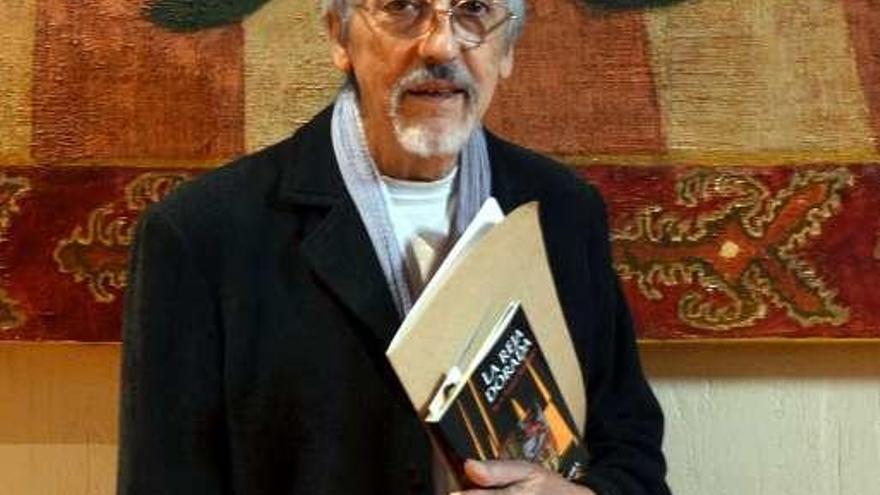 José Carlos Guerra con su libro, en el Parador.