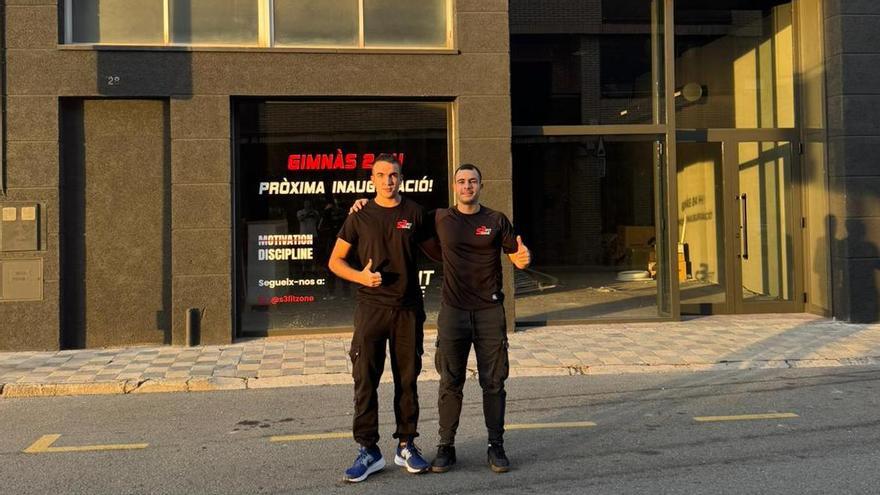 Joel Solà i Pau Simón davant de la façana del seu gimnàs