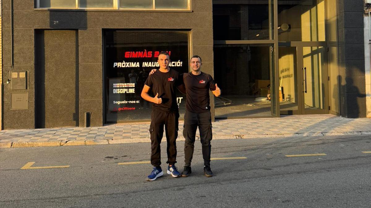Joel Solà i Pau Simón davant de la façana del seu gimnàs