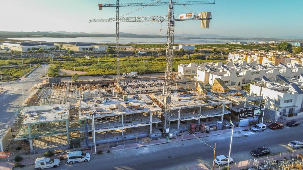 Viviendas en construcción en la costa provincial. FOTO DE TONY SEVILLA