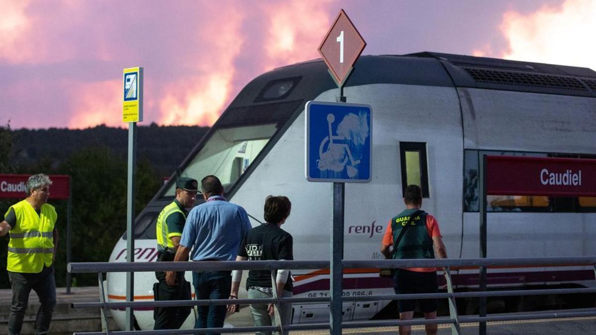 El tren que se adentró en el incendio de Bejís el pasado 16 de agosto, custodiado por la Guardia Civil en el andén de la estación de Caudiel.