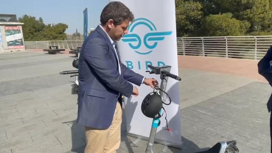 Los patinetes Bird llegan a Zaragoza con casco incluido