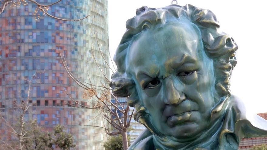 Las esculturas gigantes de la estatuilla de los Goya ya están instaladas en Barcelona