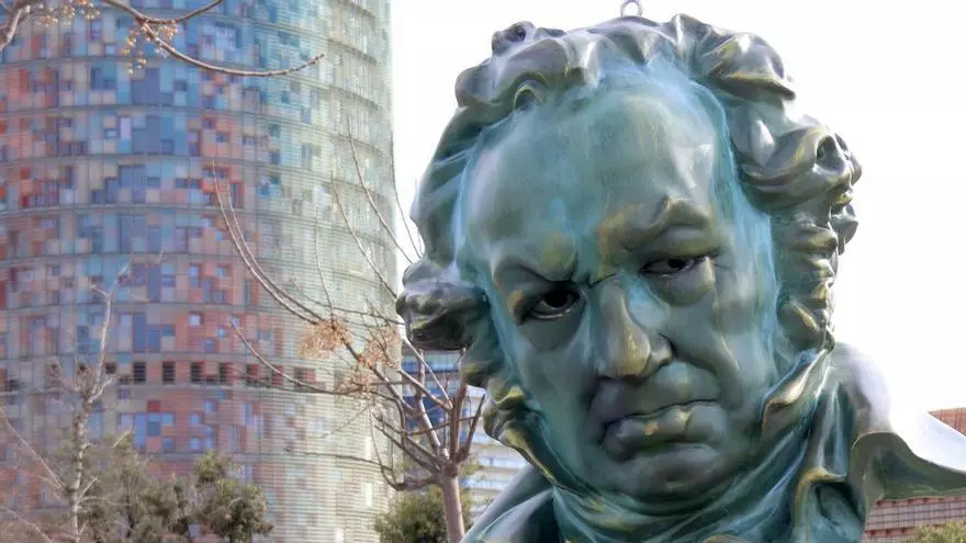 Las esculturas gigantes de la estatuilla de los Goya ya están instaladas en Barcelona