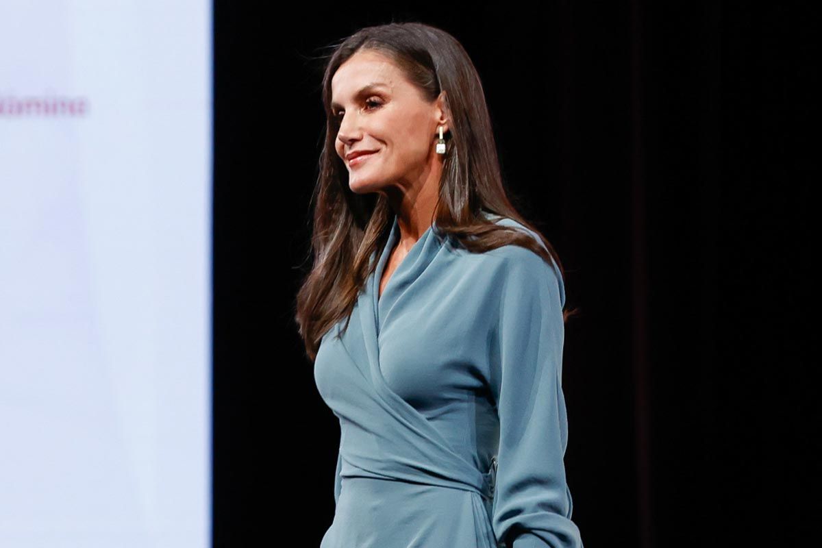 La reina Letizia reestrena su vestido wrap de Adolfo Domínguez en un evento del Banco Santander