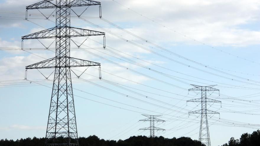 Unes torres d&#039;alta tensió de la MAT al seu pas per Garrigàs,