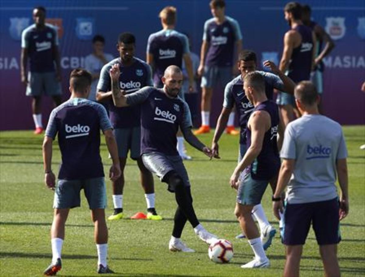 PRETEMPORADA. Àlex Vidal (centro), en un entreno del Barça.