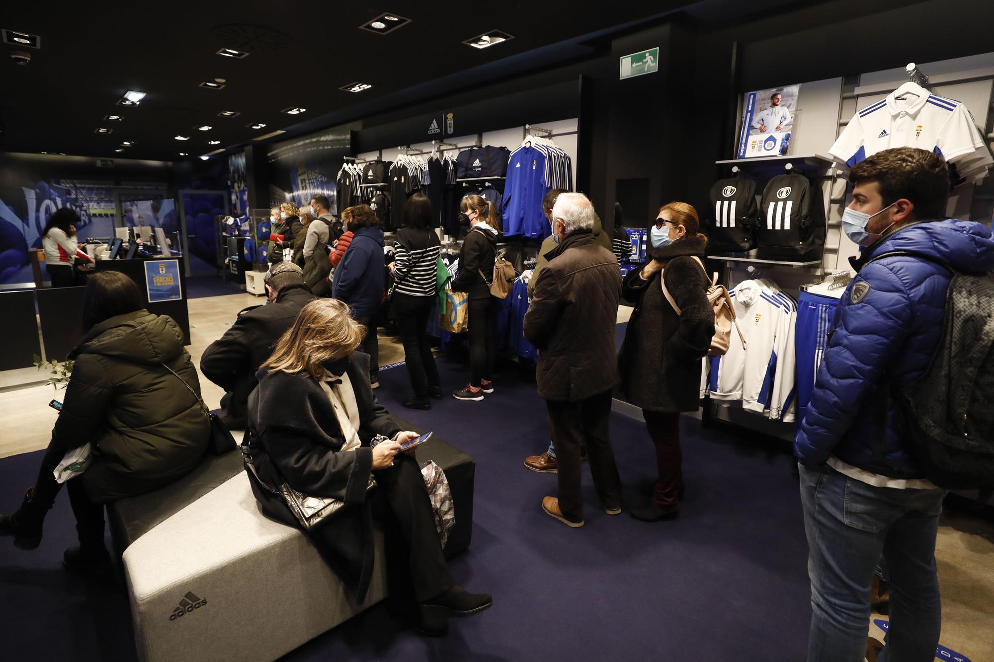 Las imágenes de las colas en la tienda del Oviedo