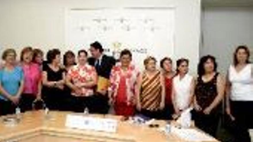 Varias entidades colaboran en la preparación de 25 mujeres