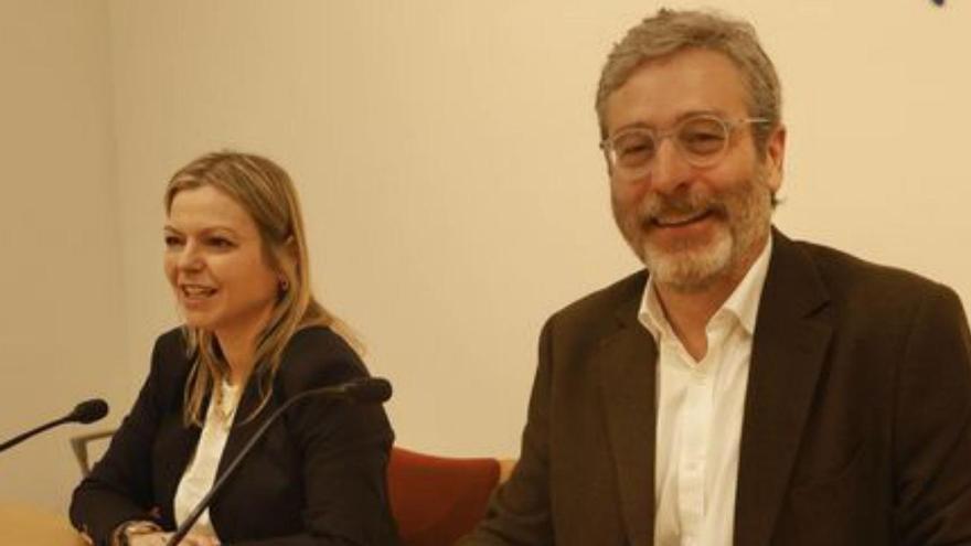 Arancha Martínez Riola y Javier Jové, ayer, en Avilés. | MIKI LÓPEZ