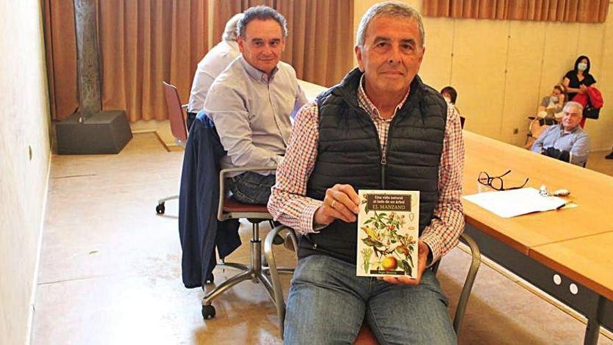 Pepe Riestra, ayer, en la presentación de su libro en el Museo de la Sidra.