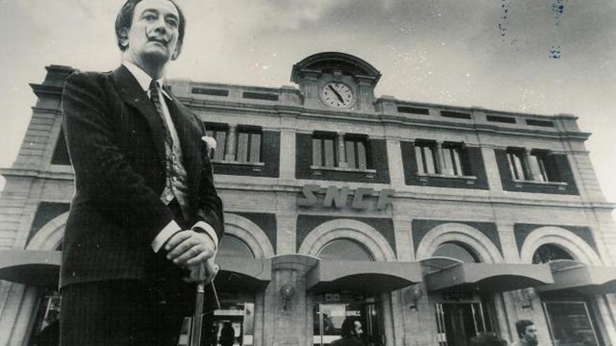 Dalí davant la vella estació de trens de Perpinyà batejada per ell com el Centre del Món