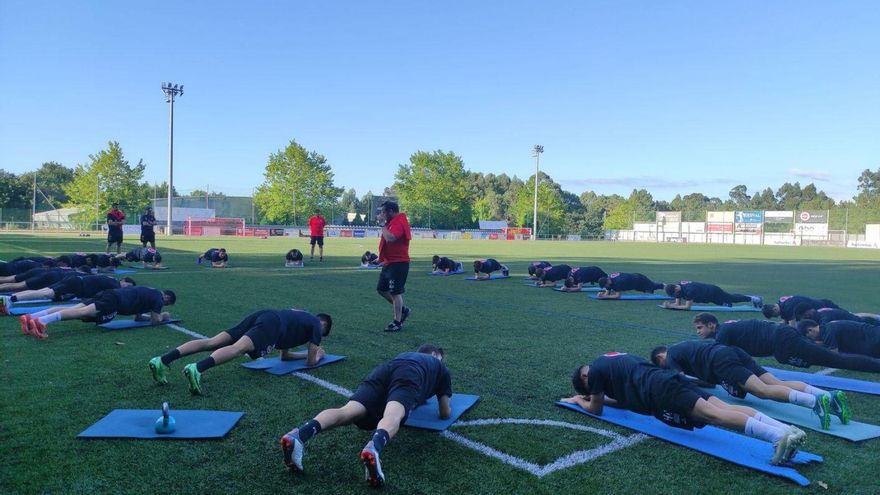Los jugadores del Estradense, en su vuelta al trabajo (arriba), y los cinco fichajes rojillos en el conjunto de Nacho (abajo). | // P. S.