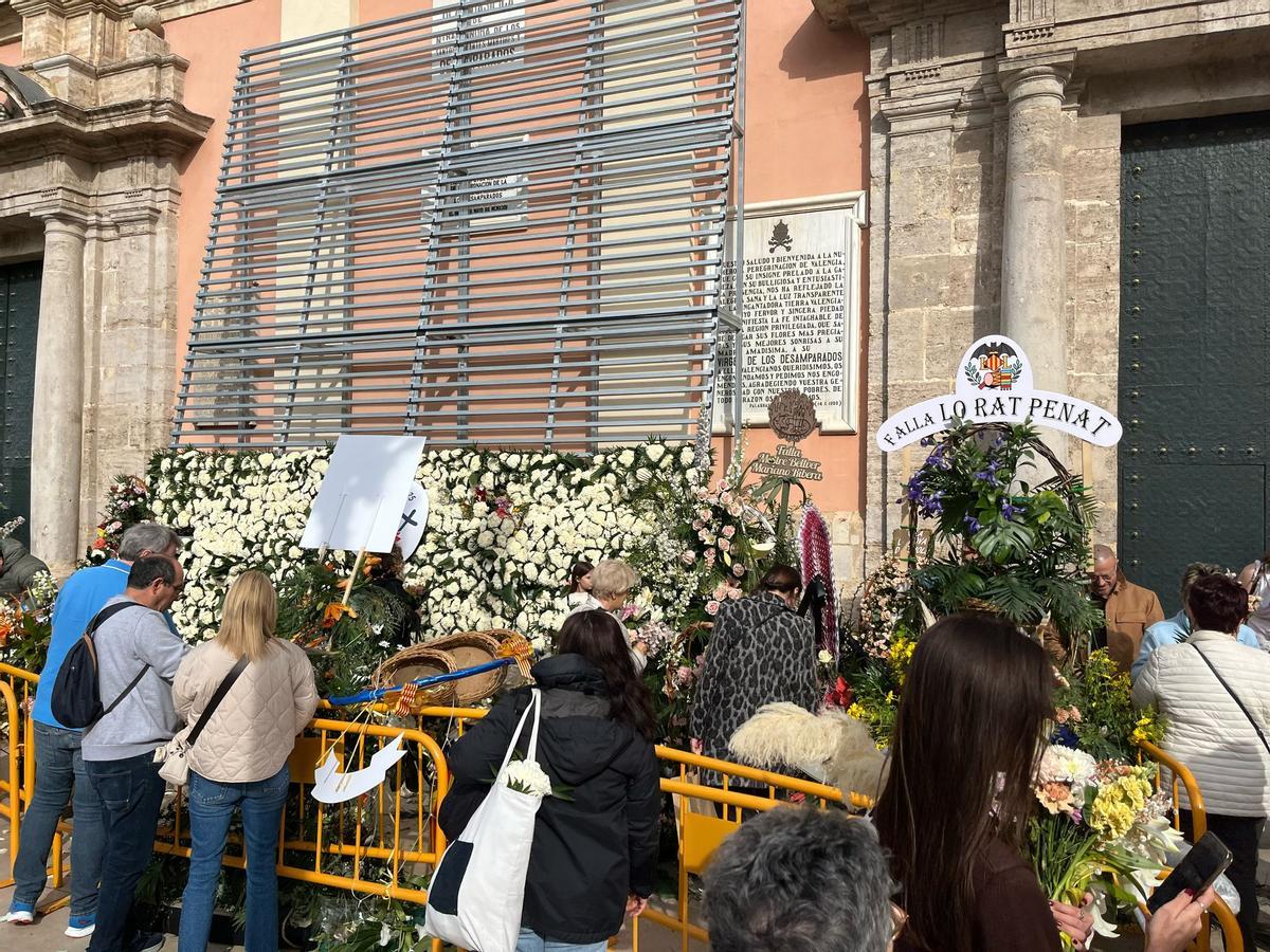 Esprint final para ver el manto de la Virgen y 'llevarse' a casa algunos ramos antes de que los retiren