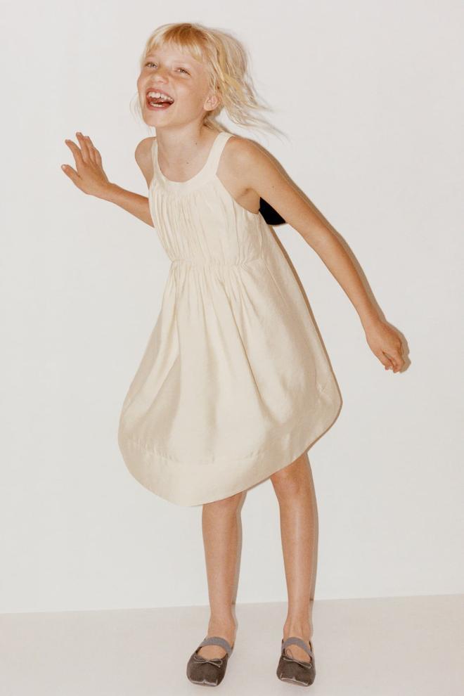 Vestido de niña con maxi lazo en la espalda de Zara