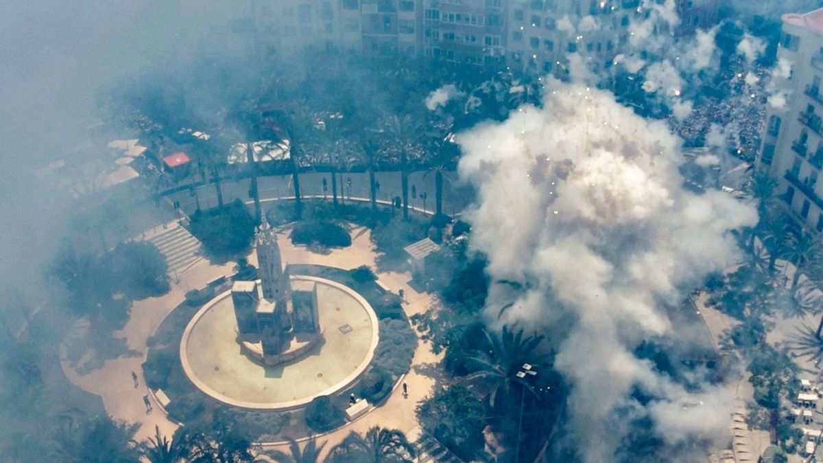 Impresionante vista aérea de la segunda mascletà de las Hogueras de Alicante: así retumba la fiesta desde el cielo