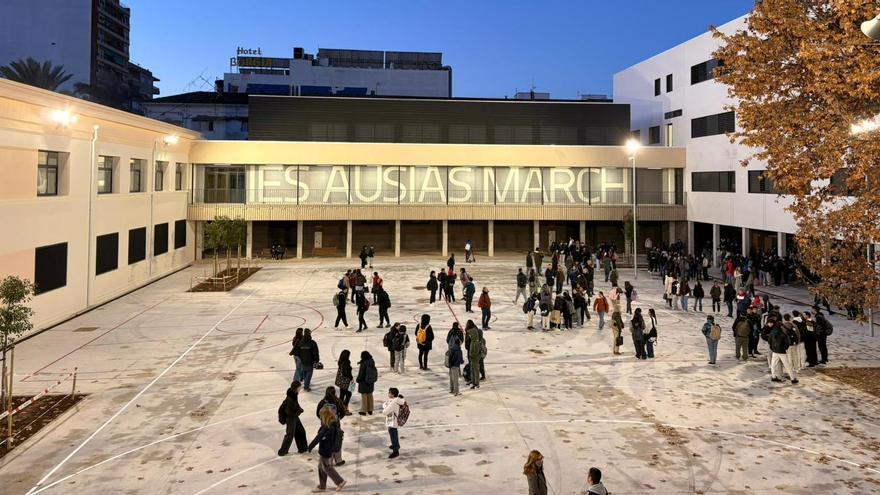 Parte del alumnado, en el patio del centro, antes de entrar a clase esta misma mañana