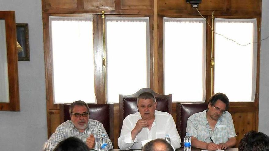 Participantes en la asamblea, con Alberto Álvarez, Juan José Menéndez y Ángel Luis Rubio en la mesa.