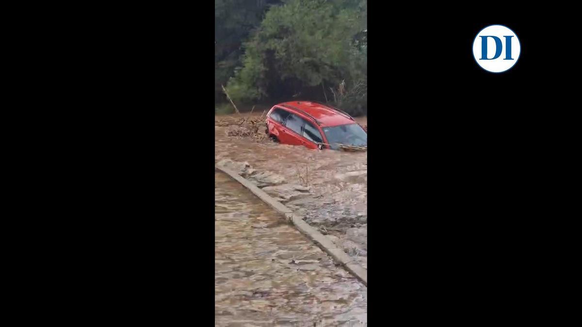 Vídeo: El agua arrastra un coche por el río de Santa Eulària