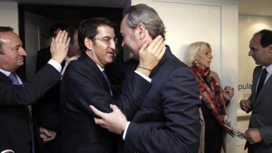 Alberto Fabra saluda efusivamente a Núñez Feijóo, ayer en Madrid minutos antes del comité ejecutivo nacional del PP.