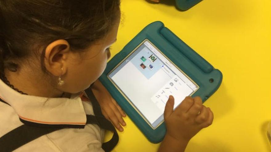 El aprendizaje coope-rativo y la tecnología son algo habitual en el colegio. El alumnado aprende de forma na-tural usando el iPad.