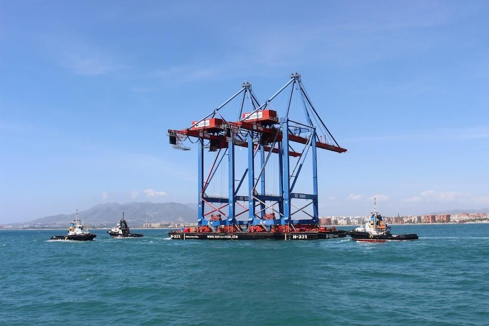 Las grúas del puerto de Málaga, camino de Valencia