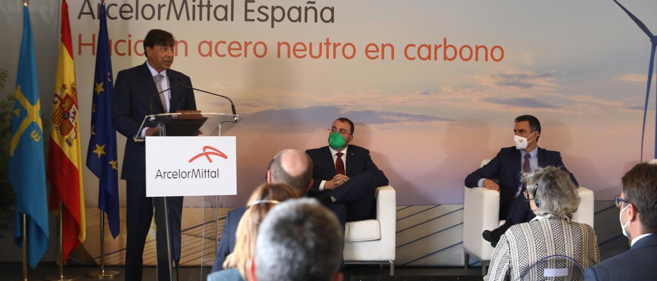 Lakshmi Mittal, Adrián Barbón y Pedro Sánchez, esta mañana en Gijón.