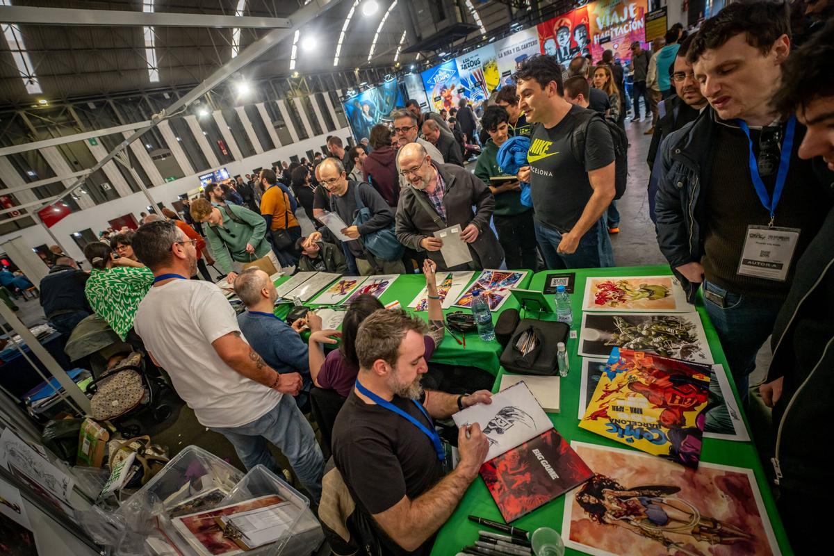 Firma de libros en un atiborrado Salón del Cómic.