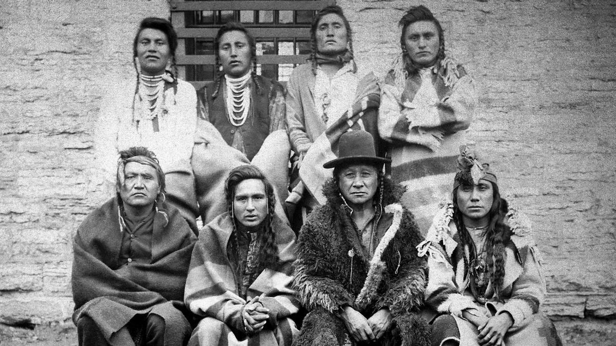 Un grupo de indios prisioneros después de la batalla de Little Bighorn.