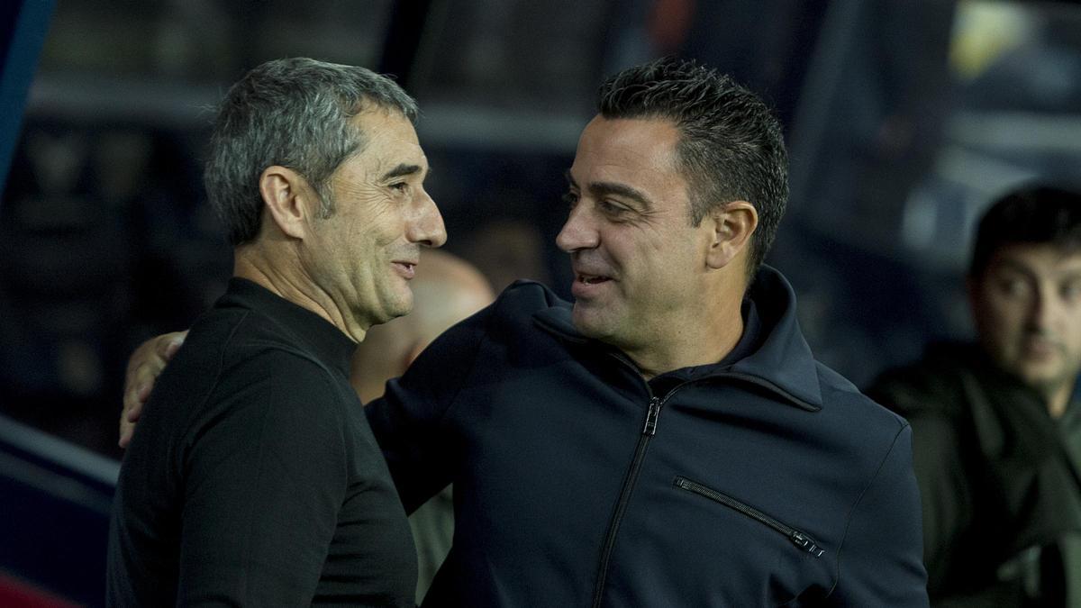 Xavi saluda a Ernesto Valverde antes del partido de liga entre el FC Barcelona y el Athletic de Bilbao.