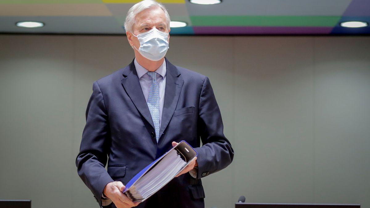 El negociador de la UE para el Brexit, Michel Barnier, con el texto del acuerdo.