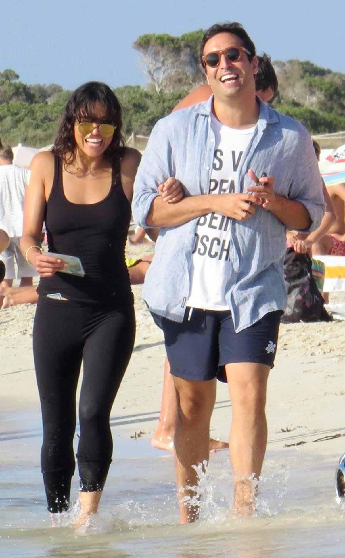 Michelle Rodriguez, muchas risas con sus amigos en Formentera