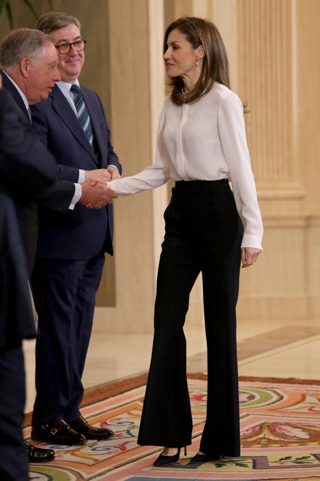 Letizia Ortiz con look black&white de Hugo Boss