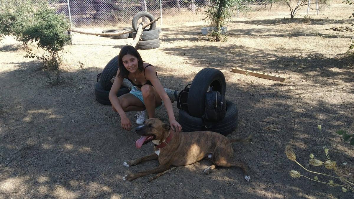 Raquel junto a Duque.