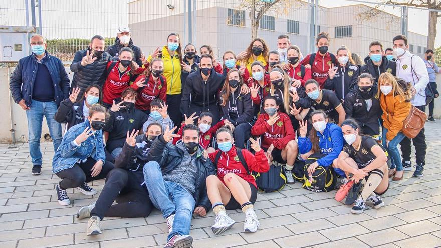 Juanfran Torres, durante su visita a la sección femenina del Intercity junto a la directiva.