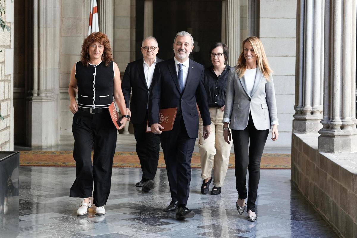 El alcalde de Barcelona, Jaume Collboni, acompañado de los tenientes de alcalde Laia Bonet, Jordi Valls, Raquel Gil y Maria Eugènia Gay.