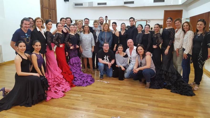 La consejera de Educación, María Isabel Sánchez-Mora (c), visitó este martes el Conservatorio de Danza de Murcia.