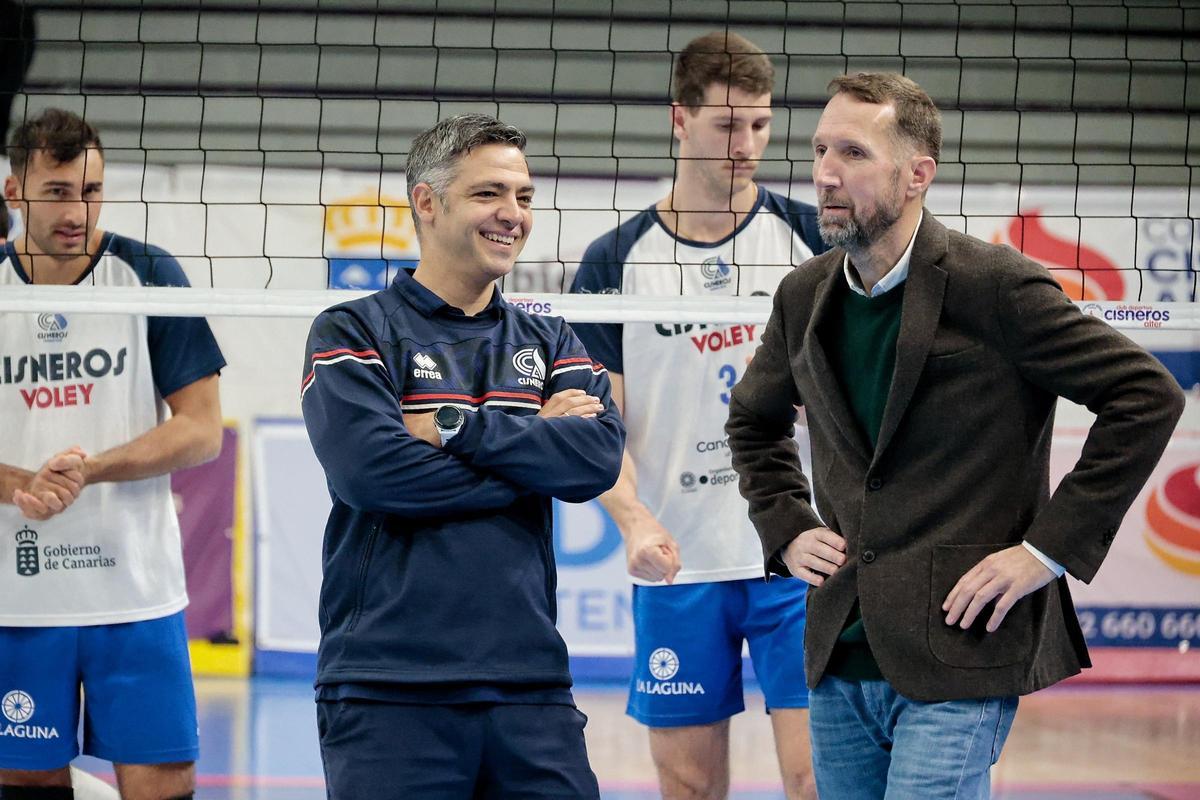 Miguel Rivera (i), junto a Tomy López, presidente del CD Cisneros.