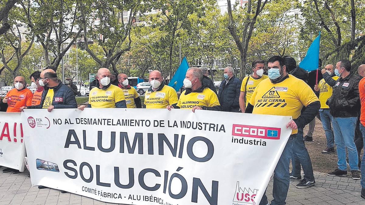 Trabajadores de Alu Ibérica de Avilés y A Coruña en una protesta en Madrid.