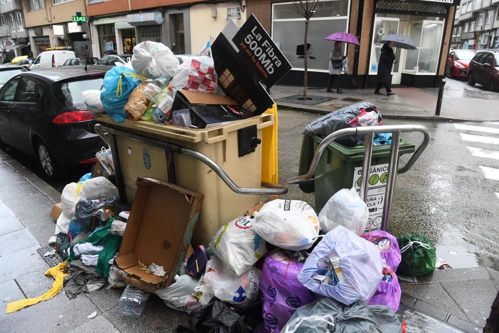 El servicio se ha reforzado esta mañana en la ronda de Nelle y el centro, donde se acumulan más residuos