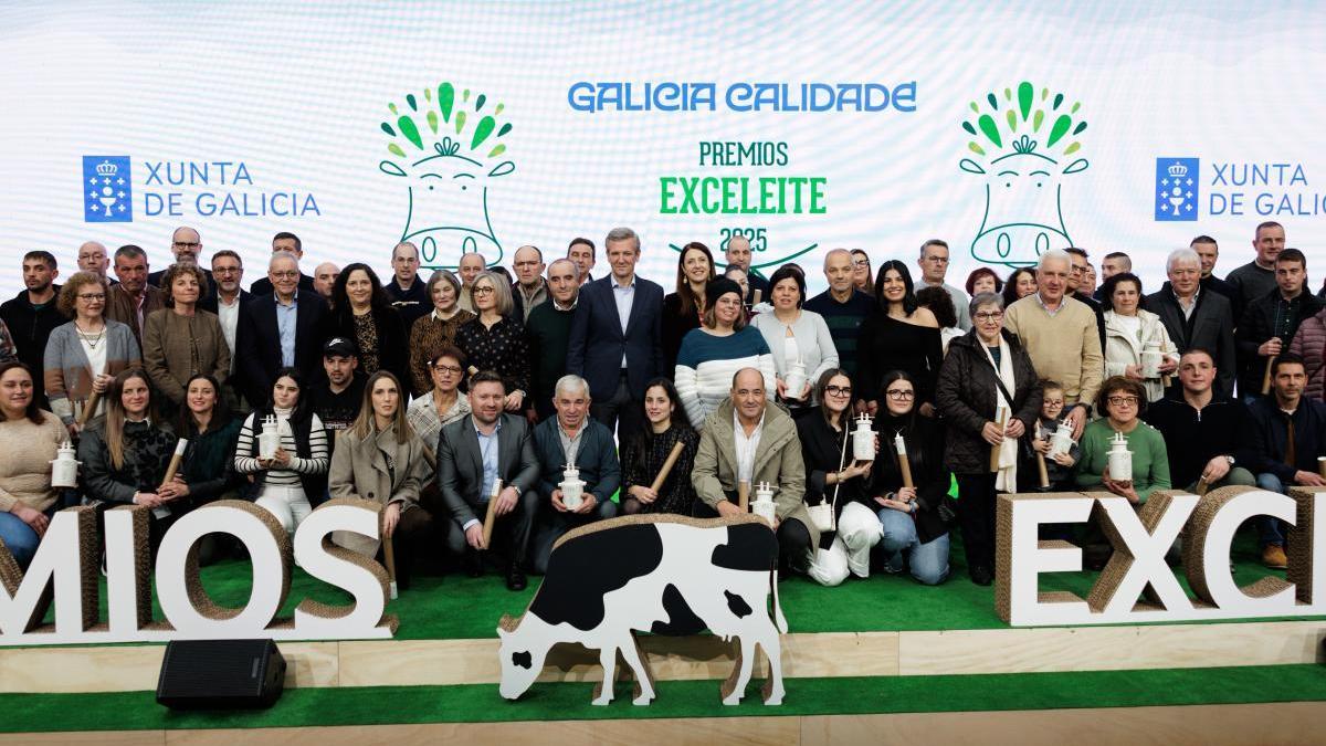 Foto de familia de autoridades y premiados.