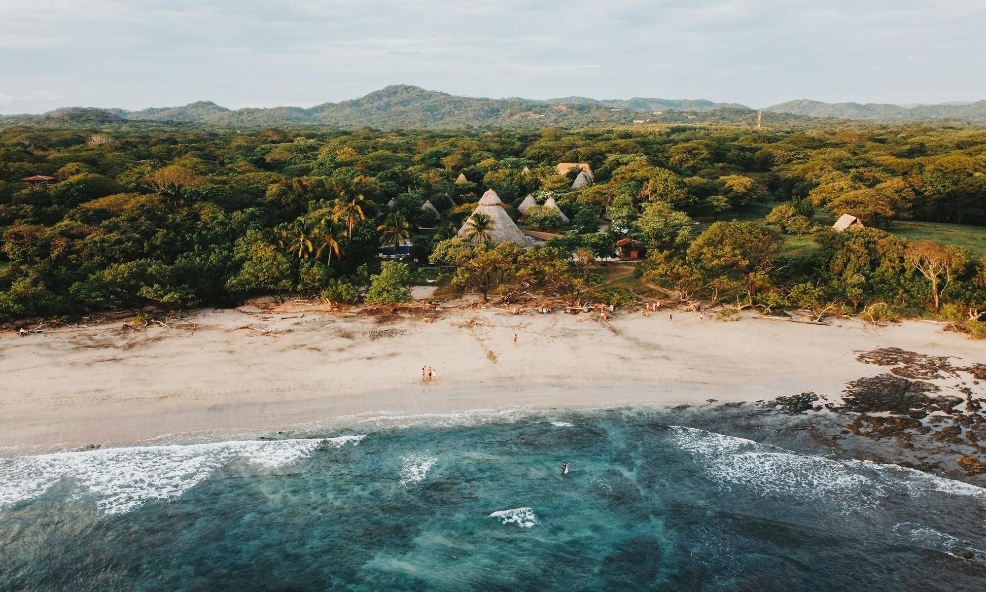 Este pequeño tesoro tropical concentra el 5% de la biodiversidad del planeta: tortugas en la costa, tapires en la selva y arrecifes de coral en aguas cristalinas
