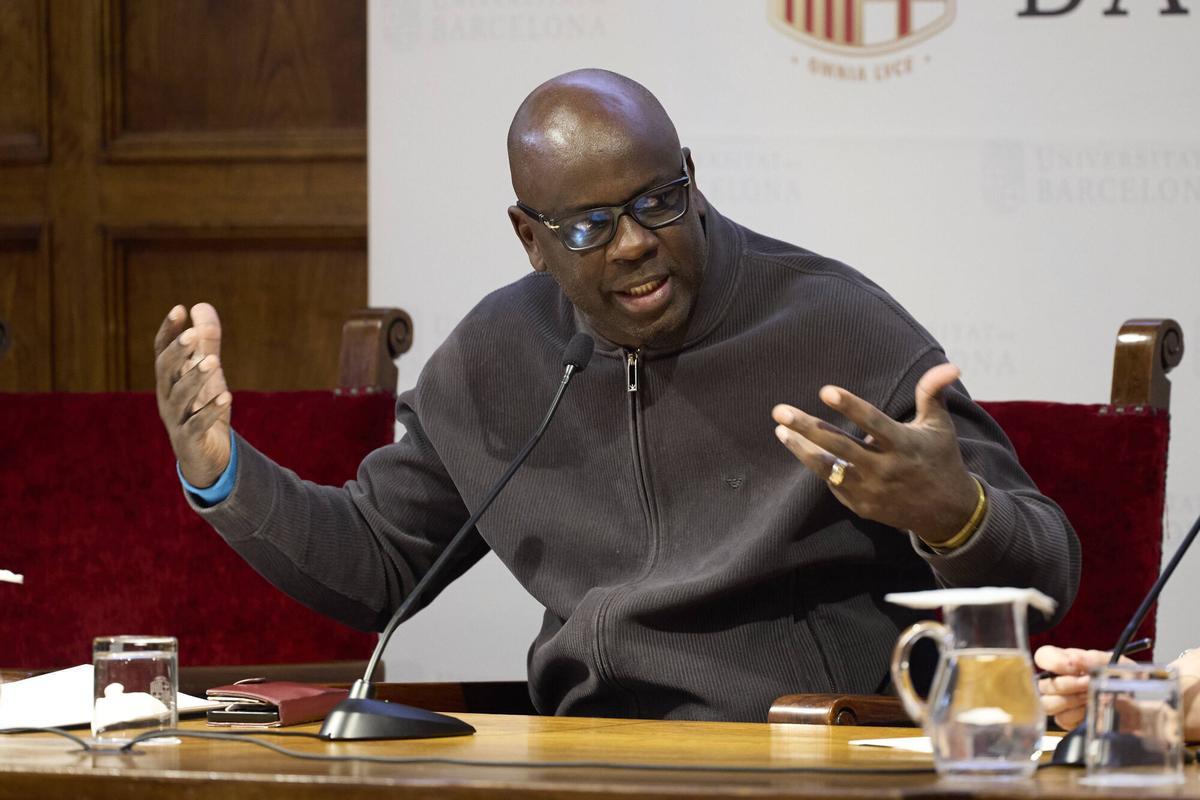 Acto de la Fundación del FC Barcelona Exposición Tant se val d’on venim con Rafa Yuste presidente y exjugador de fútbol Lilian Thuram.