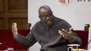 Acto de la Fundación del FC Barcelona Exposición Tant se val d’on venim con Rafa Yuste presidente y exjugador de fútbol Lilian Thuram Foto: Dani Barbeito Universitat de Barcelona