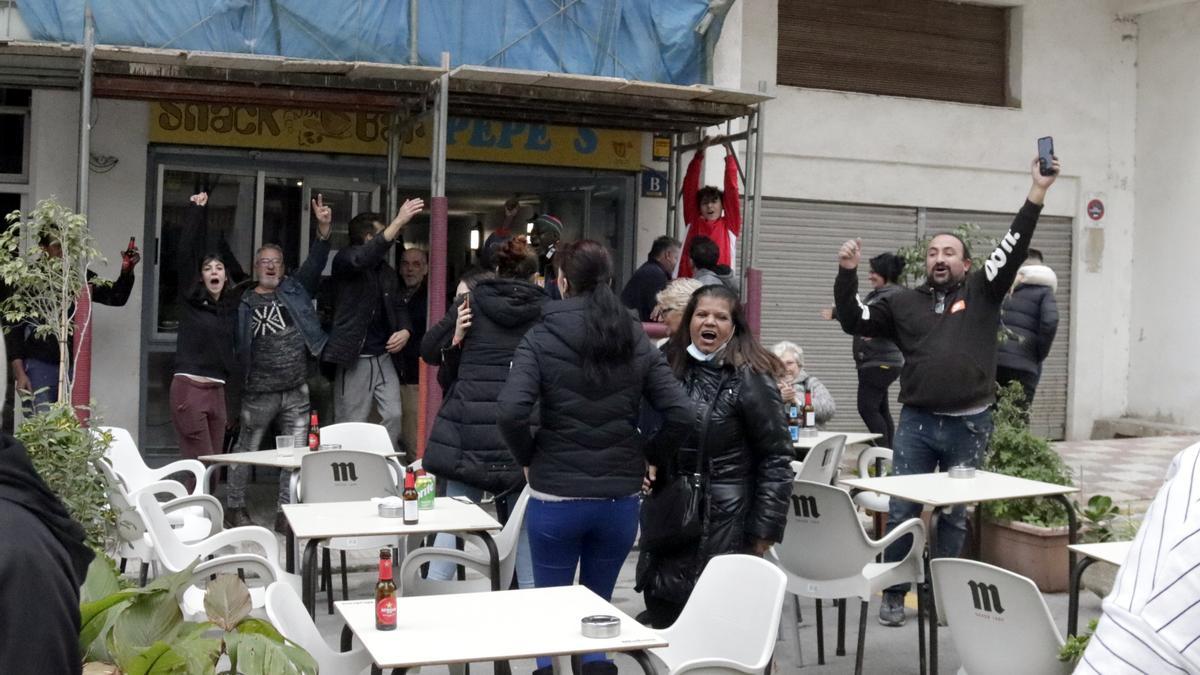 Celebració del tercer premi de la rifa de Nadal a Calella, el 22 de desembre de 2021