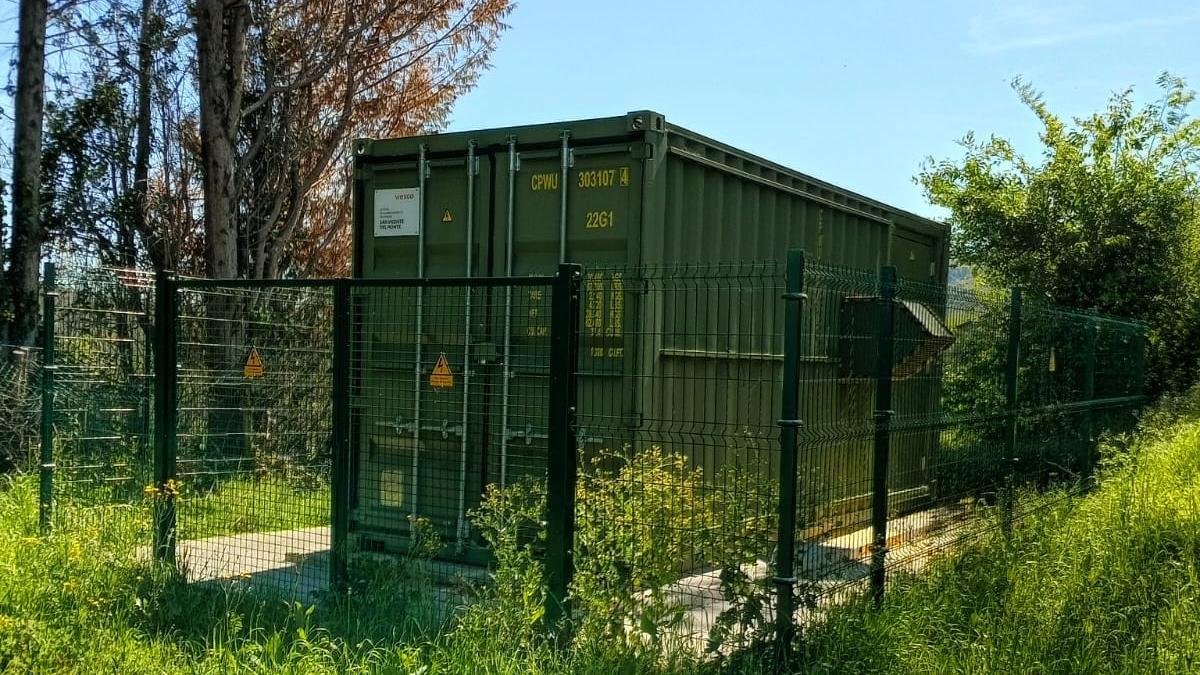 Vista del contenedor de almacenamiento de energía instalado en San Vicente del Monte (Cantabria) en 2020 por la compañía Viesgo y que usa baterías de litio.