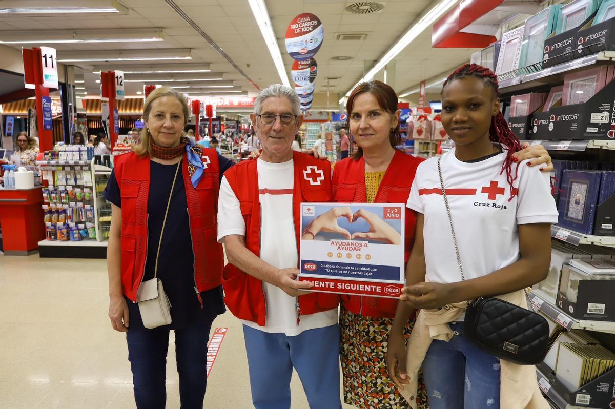 Voluntarios de Cruz Roja en uno de los supermercados Deza